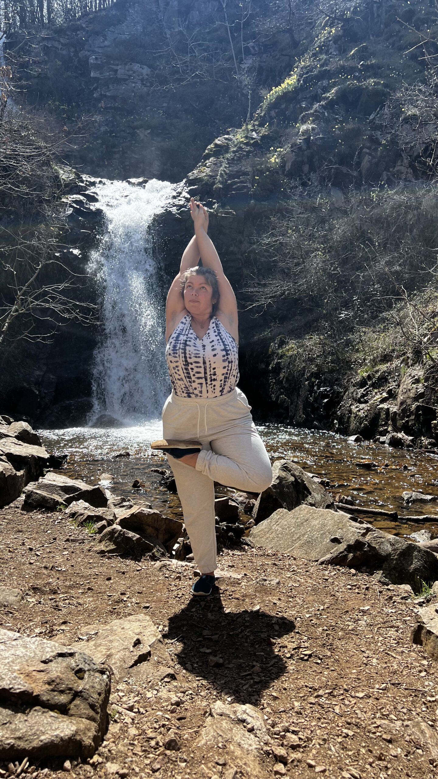 Posture de Yoga debout devant une cascade d'eau